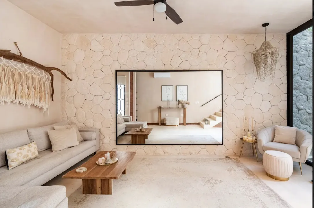 villa-tuunich-la-veleta-tulum-living-01 Sala de estar inspirada en Mérida en la Villa Tuunich, en La Veleta.